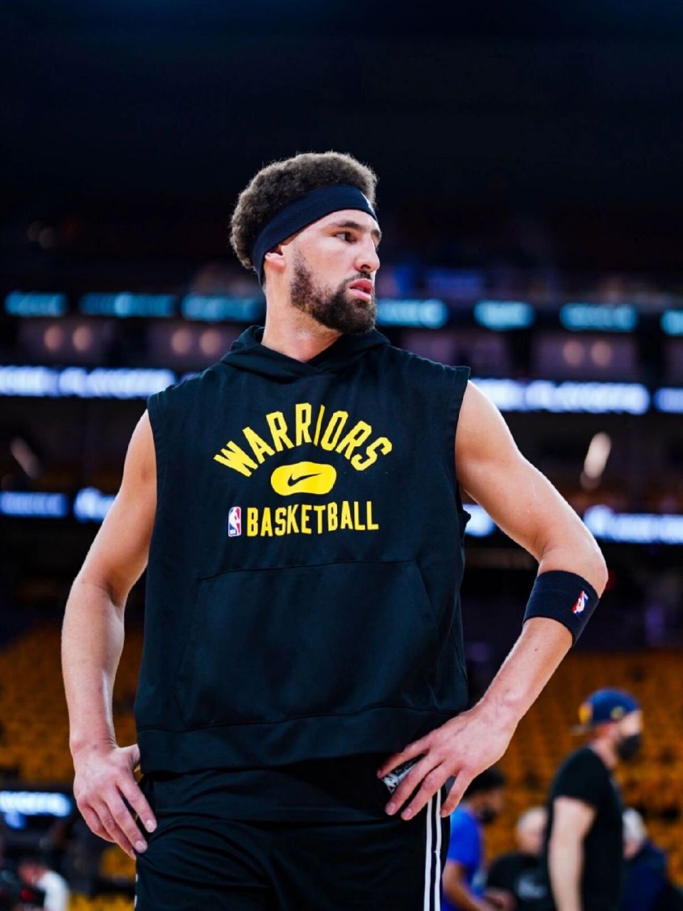 杰伦·约翰逊成为08年詹姆斯以来连续两场砍三双最年轻的前锋（杰伦·约翰逊成自2008年詹姆斯以来最年轻连砍两场三双的前锋）