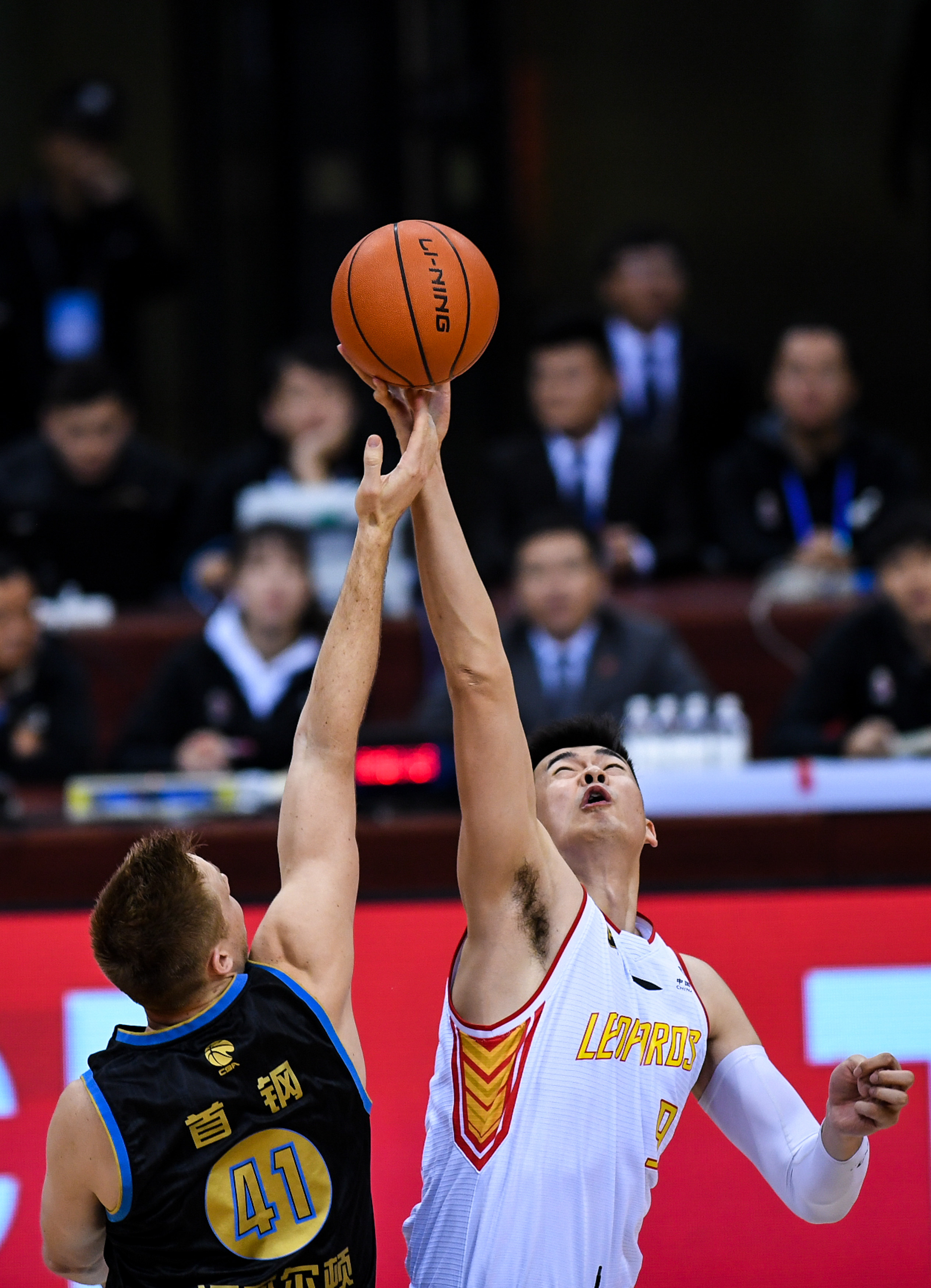 CBA球队战绩分析及焦点对决回顾（CBA球队战绩纵览与焦点之战复盘）