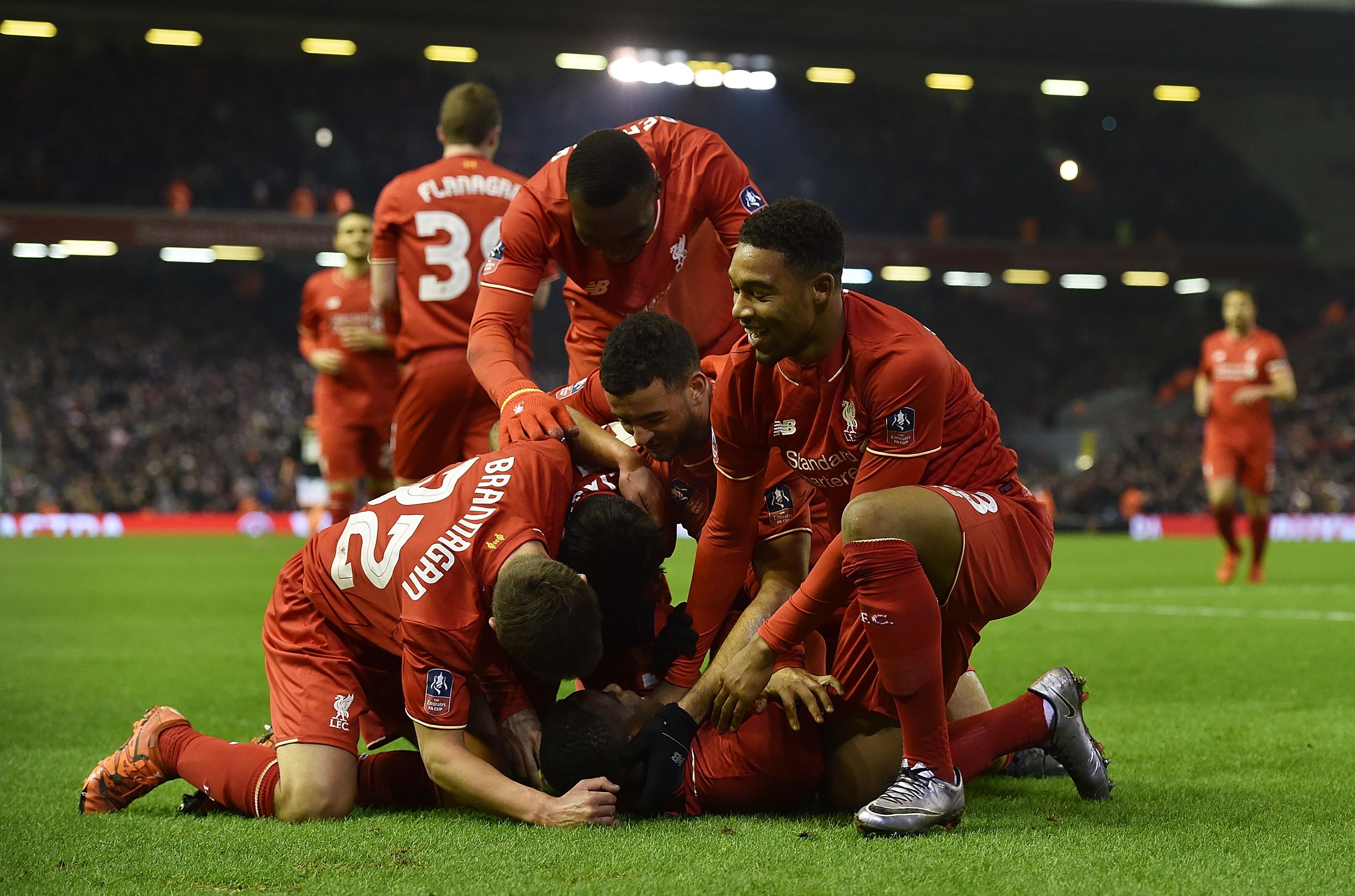 上海海港实现中超三连冠，为中国顶级联赛历史第三队（上海海港夺得中超三连冠，成中国顶级联赛史上第三队）