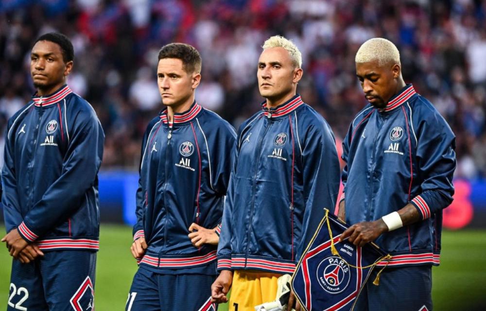 现场观赛，弗洛伦蒂诺和齐达内出席在伯纳乌举行的NFL海外赛（弗洛伦蒂诺与齐达内现身伯纳乌 观战NFL海外赛）