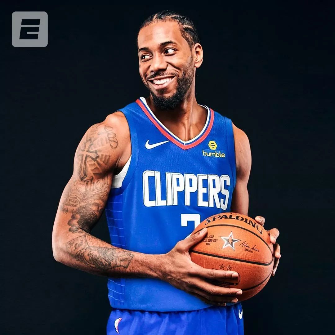 培养出总冠军！圣克拉拉大学退役杰伦·威廉姆斯24号球衣（总冠军摇篮！圣克拉拉大学退役杰伦-威廉姆斯24号球衣）