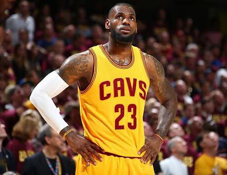 意甲10月最佳球员候选：恰尔汗奥卢、莱奥、安古伊萨在列（意甲10月最佳球员提名：恰尔汗奥卢、莱奥、安古伊萨入围）